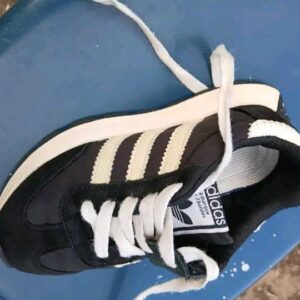 Kids' sneaker Kshs 450